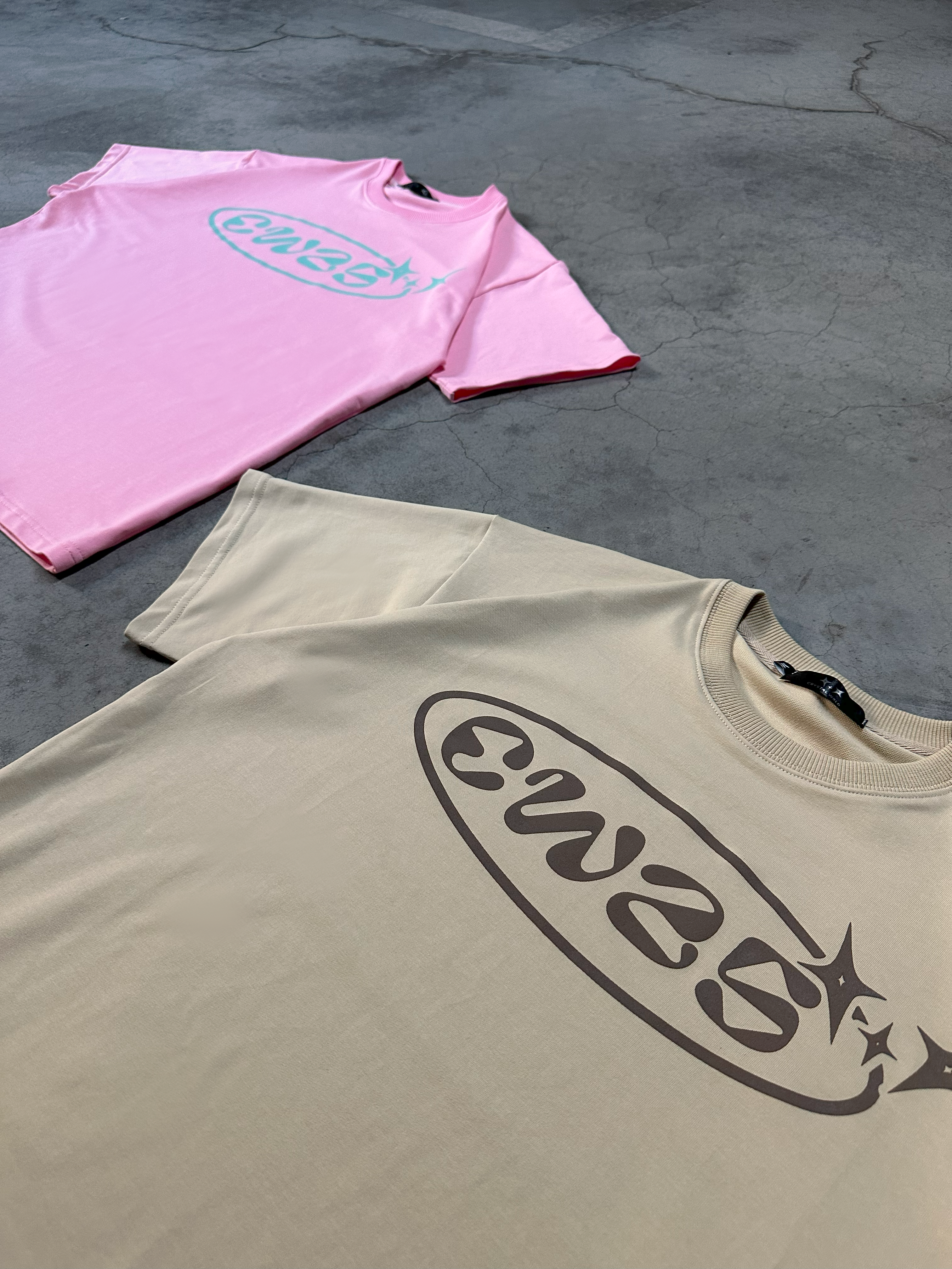 BROWN CRYSTAL WRLD "CW25 LOGO" T-SHIRT