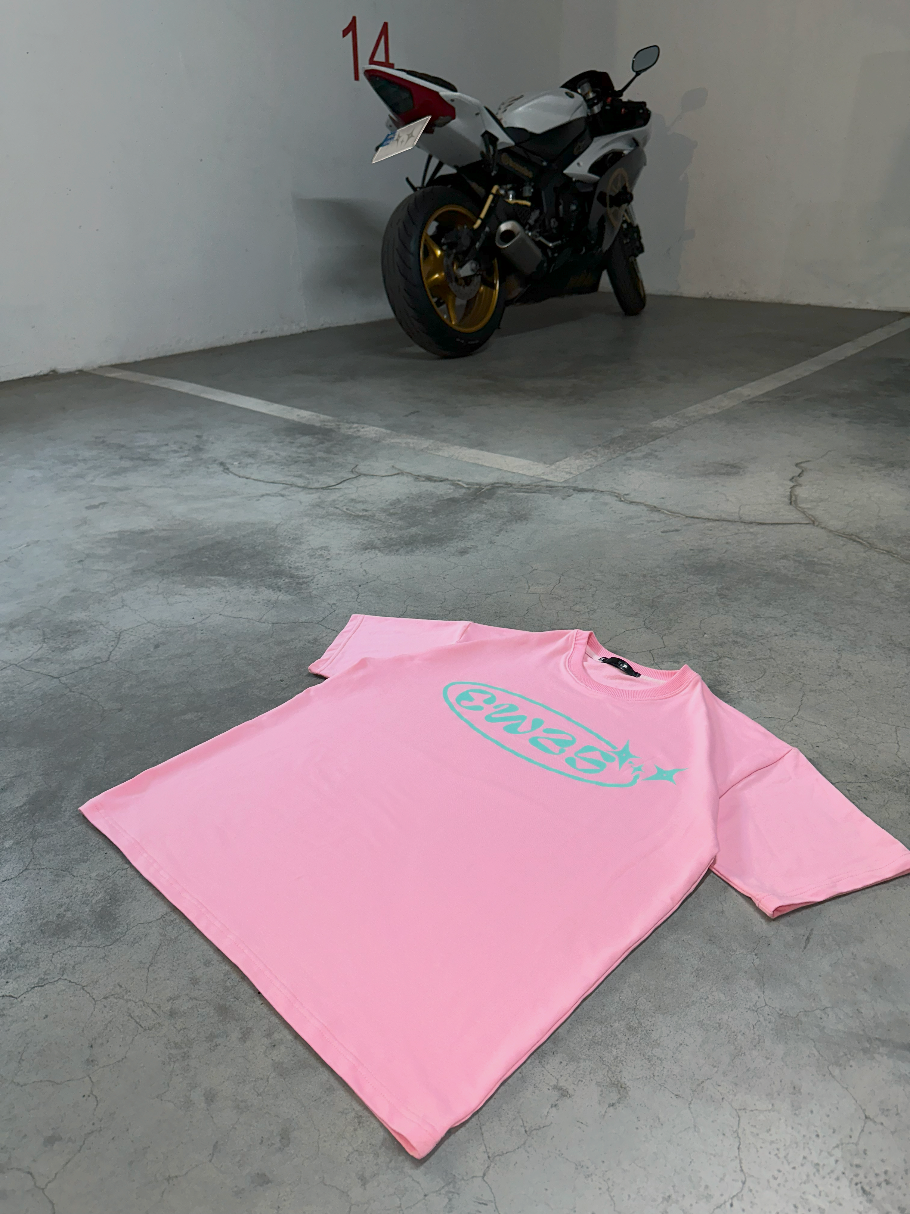 PINK CRYSTAL WRLD "CW25 LOGO" T-SHIRT