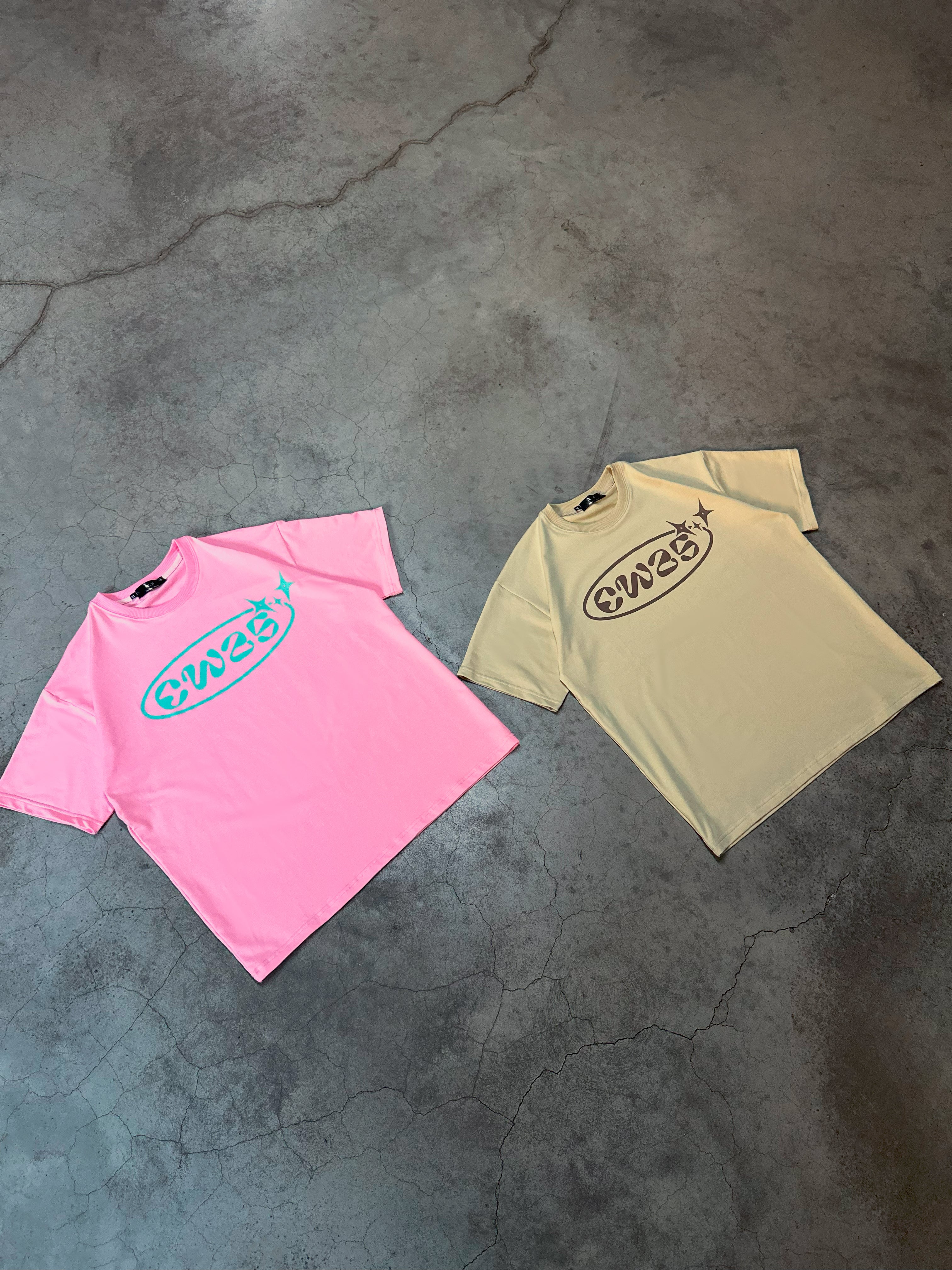 PINK CRYSTAL WRLD "CW25 LOGO" T-SHIRT